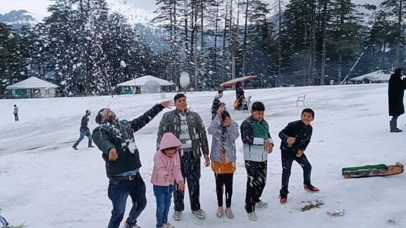Tourists enjoyed snowfall in Patnitop