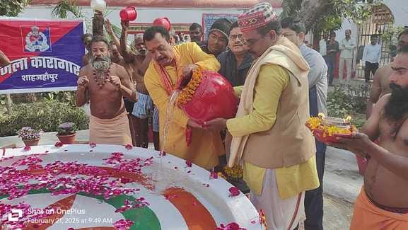 The prisoners took bath while chanting Ganga Maiya