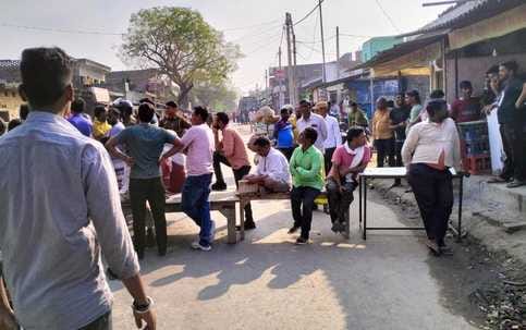 Four injured due to bomb and pistol attack, traffic jam
