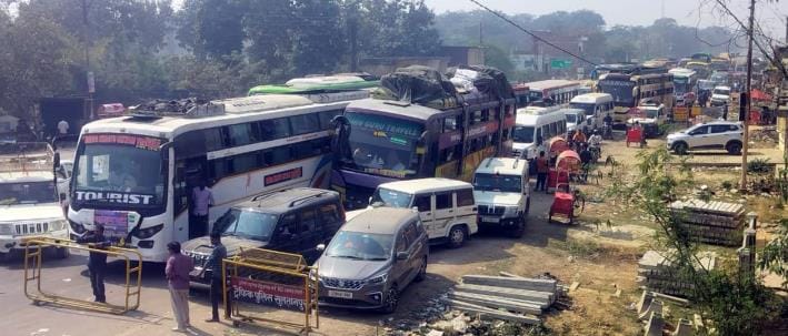 Vehicles stuck in jam for seven hours, devotees spent the night on the highway