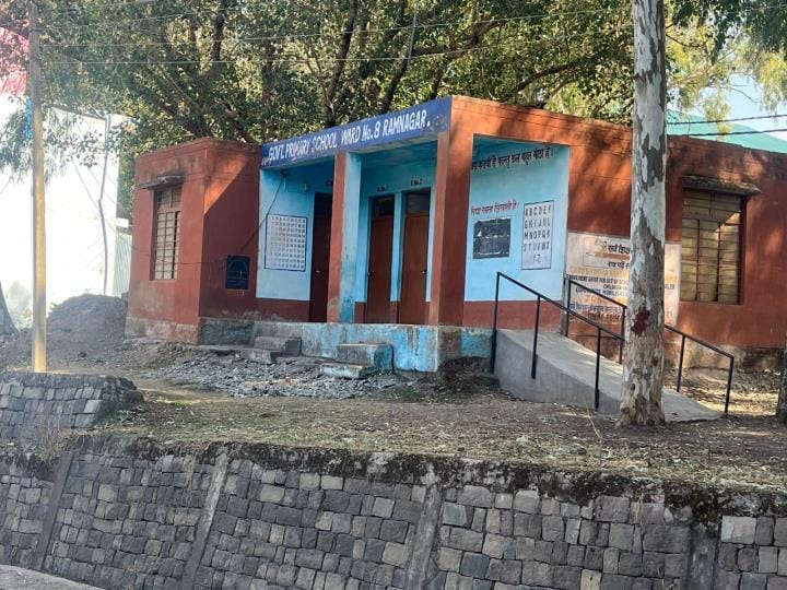 School without boundary wall in the middle of the road, safety of children in danger