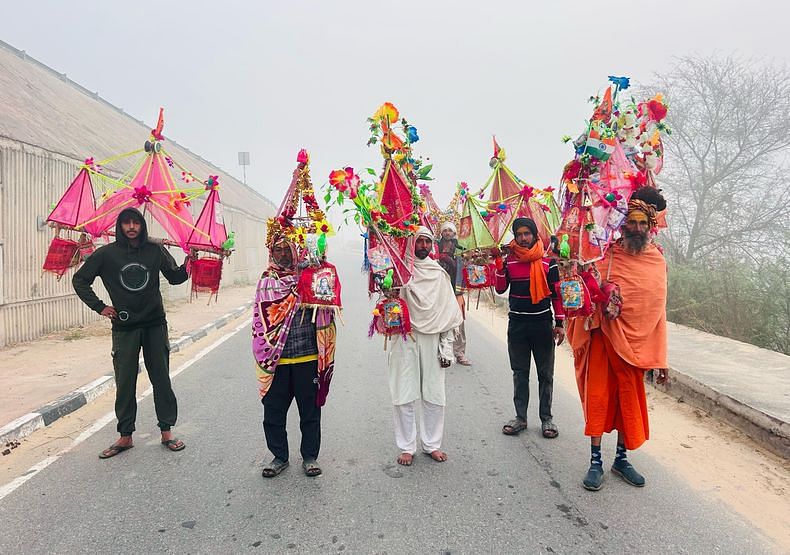 Excited about Mahashivratri, Shiva devotees started returning with Kanwar.