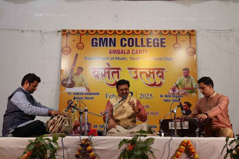 Pandit mesmerized the audience with his singing style