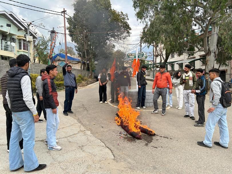 ABVP workers burnt the effigy of the state government