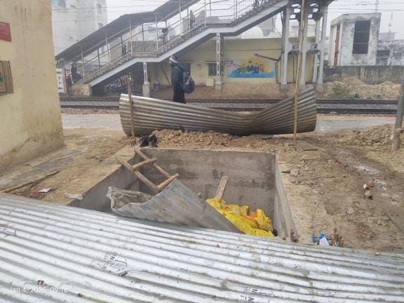 Term over, lift not ready at Phaphund station