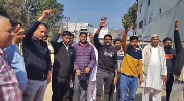 Traders furious over theft in grain market, market gate locked