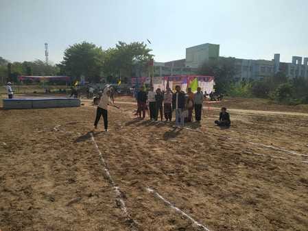 Aditya and Neha defeated everyone in 1500 meter race