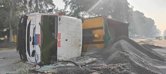 A trolley full of gravel overturned, traffic was disrupted