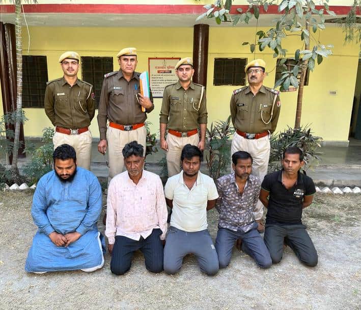 पुलिस गिरफ्त में आरोपी