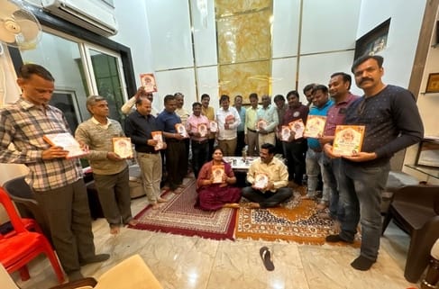 घर-घर आमंत्रण पत्र देते हुए लोग