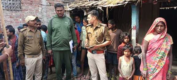 घटनास्थल का जांच करती पुलिस
