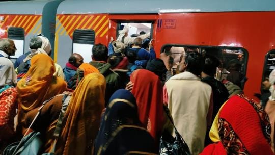 Gates of bogies of fair special train did not open, passengers created ruckus