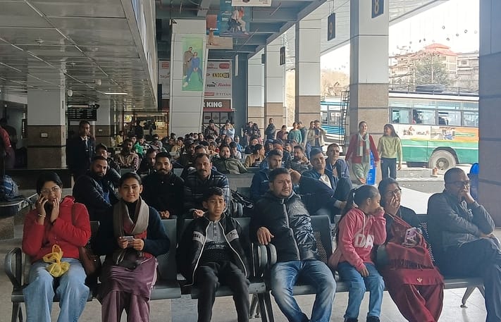 Crowd gathered to watch the match between India and Pakistan