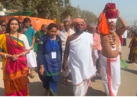 Shipra Pathak took blessings from Kanchi Kothi Shankaracharya during Maha Kumbh
