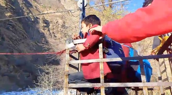 Lives in danger... students crossing Parvati river from suspension bridge under the shadow of fear
