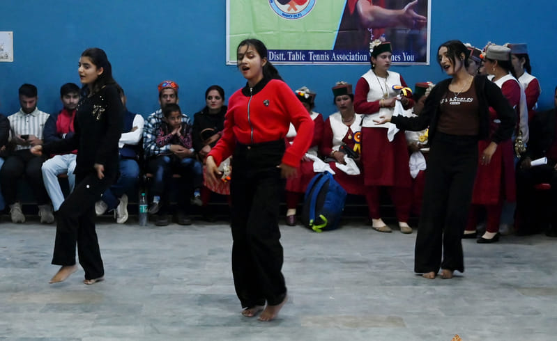 The round of plays begins, singing and playing will also take place