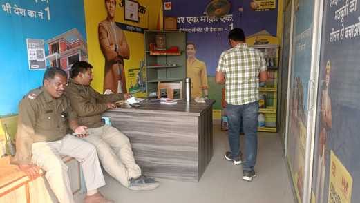 मौके पर मौजूद पुलिस के जवान।