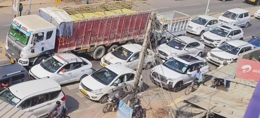 Crowd for Mahakumbh, vehicles kept crawling in jam