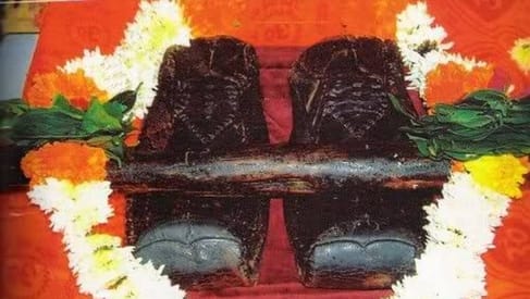 साईं बाबा की पादुका।