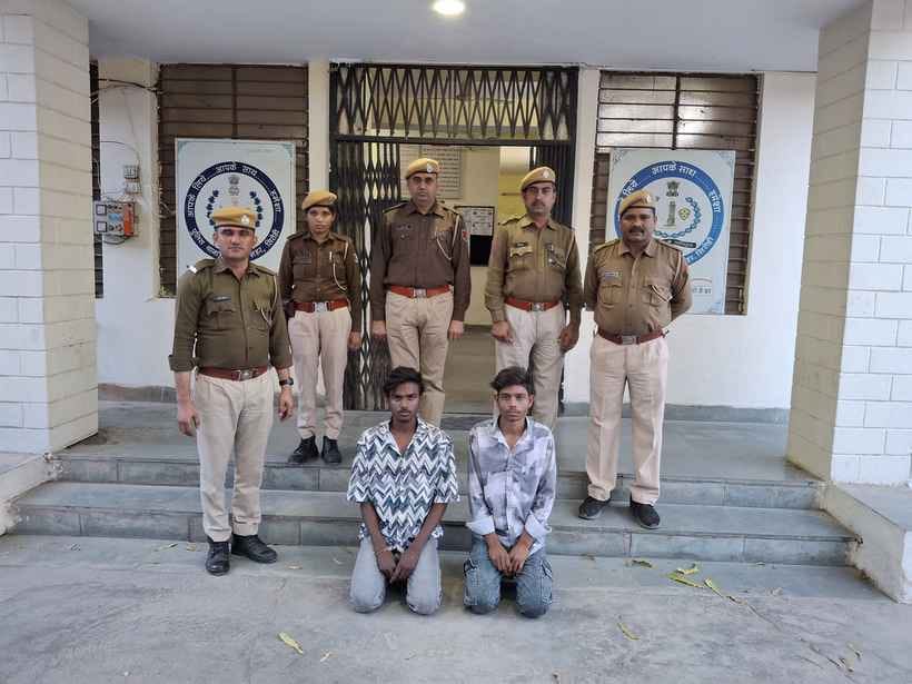 सिरोही। आबूरोड शहर पुलिस द्वारा 3 दिन पूर्व जलाराम मंदिर में हुई चोरी का पर्दाफाश कर 2 आरोपी गि