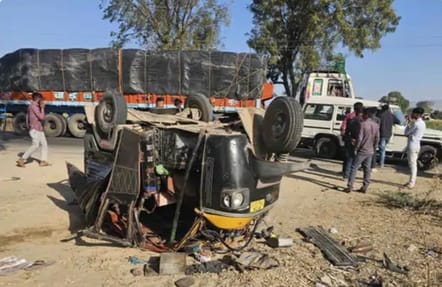 सिरोही। कांडला हाइवे पर तेज रफ़्तार कार ने आगे चल रहे ऑटो को टक्कर मार दी।