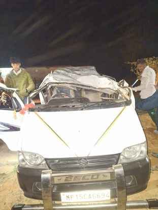 Eco car returning from Prayagraj to Bandari met with an accident due to dozing, one dead, seven injured