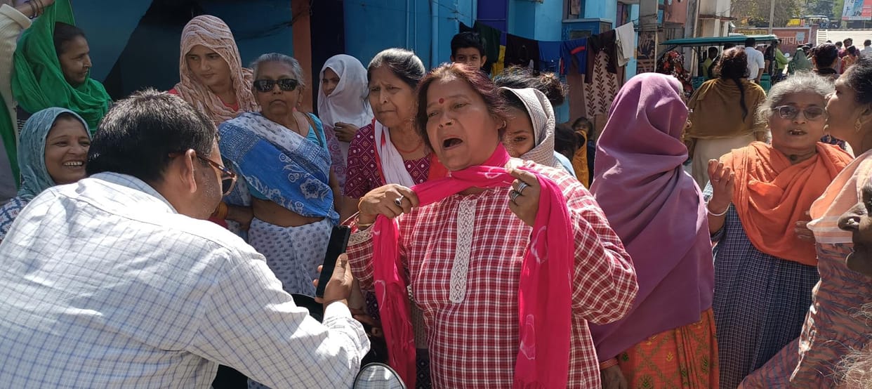 Linemen surrounded in Kanshiram Colony, released after connecting electricity connection