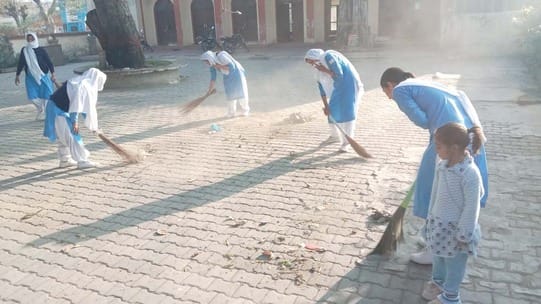 Devotees of Nirankari Mission cleaned Nagkshetra lake