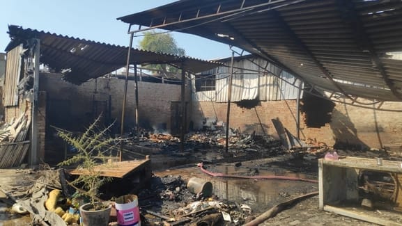 Cylinder burst due to short circuit fire in sofa warehouse, goods worth Rs 10 lakh burnt