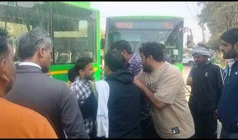 Ambulance stuck for 15 minutes in dispute over ride between electric bus and auto drivers