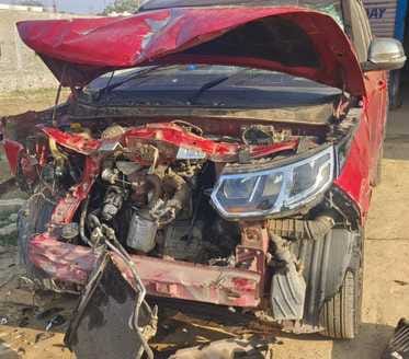 Mahakumbh: Two cars collide due to tire burst, six devotees from Bihar and Rajasthan injured, jam