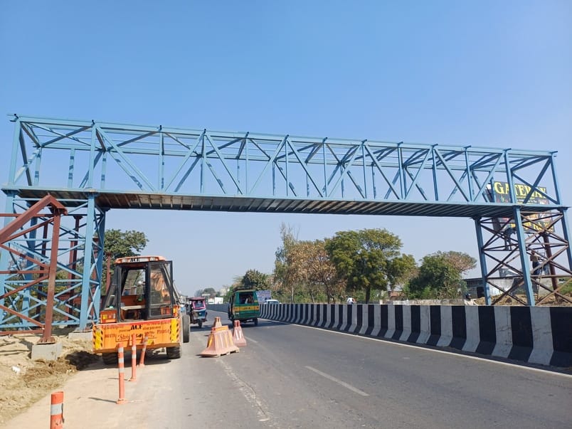 National Highway remained closed for two hours for construction of foot overbridge
