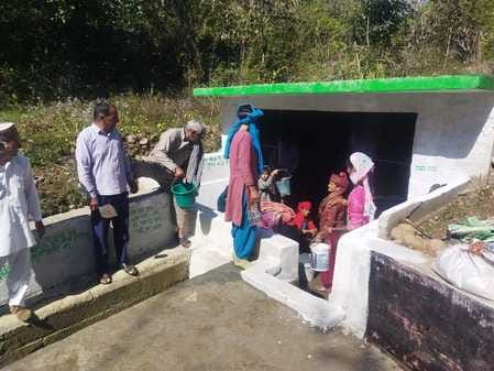 The villagers renovated the historic stepwell in Bagetu with their labor and money.