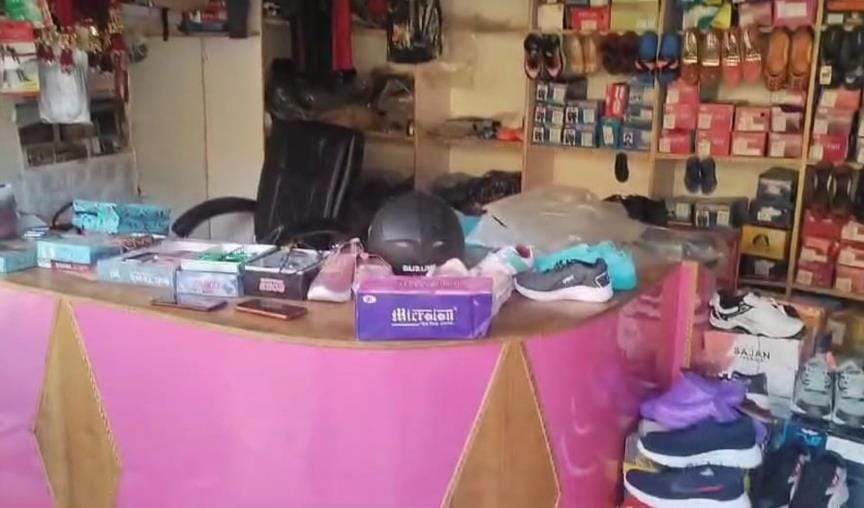 40 thousand cash and school bag stolen from shop