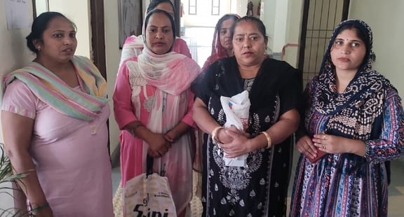 Drinking water crisis deepened since last three days, women complained in solution camp