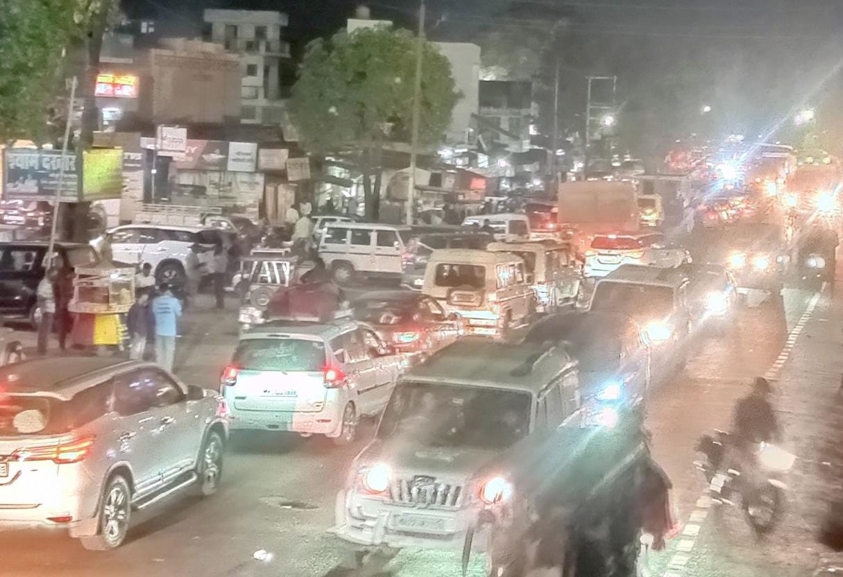 In the evening, there was a 20 km long traffic jam and many wedding processions got stuck
