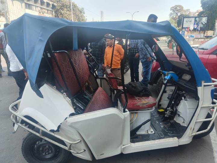 Car collides with e-auto, driver and five passengers injured