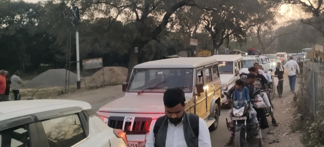 Crossing gate broken, long traffic jam