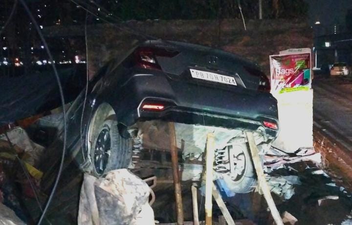 Car rams into slum in Peermuchalla at night, pregnant woman injured
