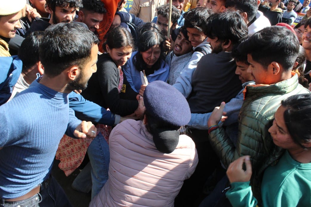 ABVP workers burning effigy of Chief Minister clash with police