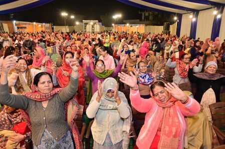 Pray to God to color your hair: Saimya Bharti