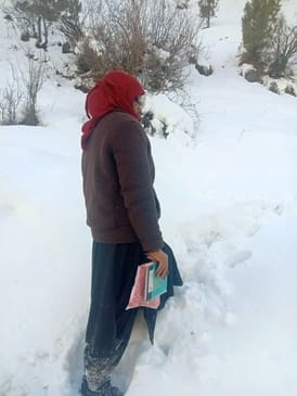 Anita crossed the 16 km snow barrier on foot and reached there to give Alvendazole to the children.
