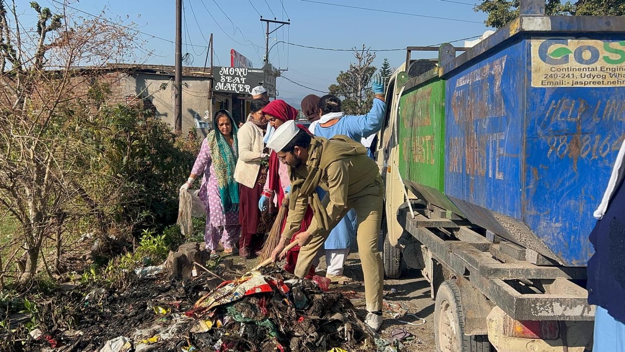 Sant Nirankari Mission conducted a three-hour cleaning campaign at Lauta Baoli.