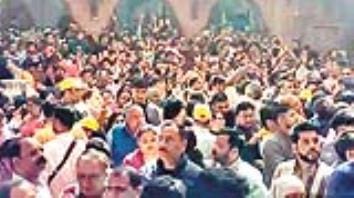 Devotees gathered at Banke Bihari temple, had darshan amid scuffles