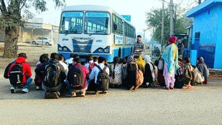 Students sat in front of the bus and staged a protest; the manager said - it will come on time from tomorrow.