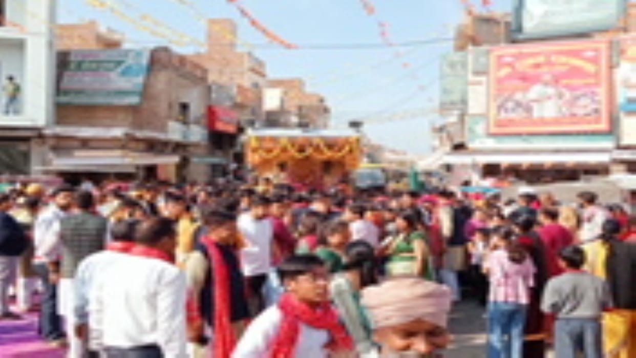 Devotees danced vigorously in the procession, there was shower of flowers