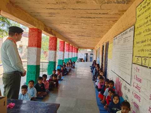 विद्यार्थियों को शपथ दिलवाते