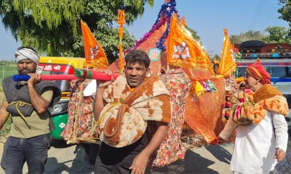 Saptarishi area echoed with the sounds of Shiv devotee Kanwadis.