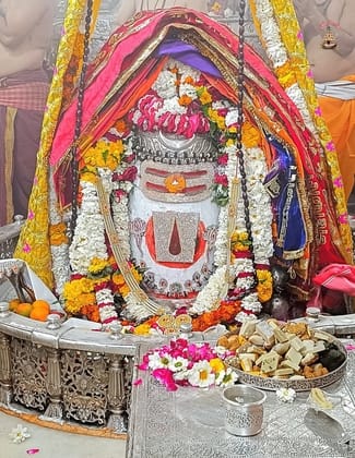 Baba Mahakal was decorated with Vaishnav Tilak on Vijaya Ekadashi