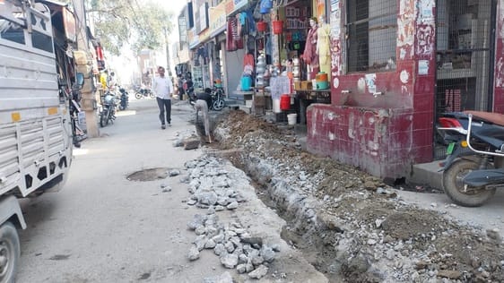 The work of laying drinking water pipeline in the city gained momentum